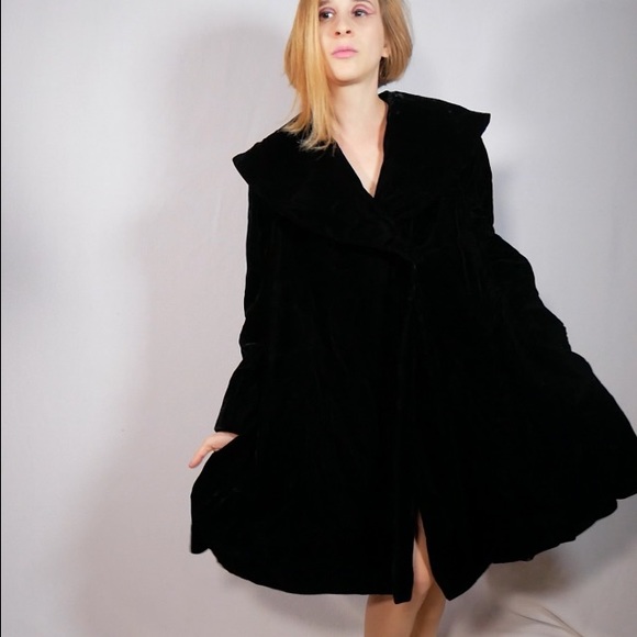 Volup Vintage Black Velvet Jacket
Green Lining Circa 1960s - Picture 7 of 11